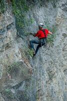 alpinista colocação segurança redes para evitar queda pedras foto