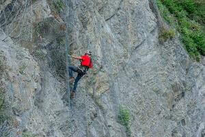 alpinista colocação segurança redes para evitar queda pedras foto