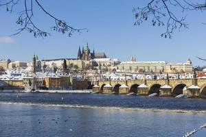 cidade menor de Praga com neve e castelo de Praga, República Tcheca foto