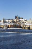 cidade menor de Praga com neve e castelo de Praga, República Tcheca foto