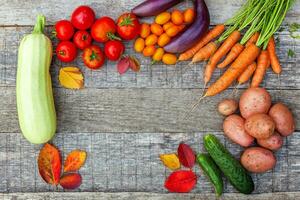 variedade diferentes vegetais orgânicos frescos em fundo de madeira estilo country. conceito de dieta vegetariana vegan de comida saudável. horta local produzem alimentos limpos. espaço de cópia plana da vista superior do quadro. foto