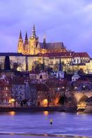 vista de praga com o castelo gótico e a ponte charles foto