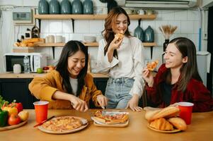 grupo do amigos fazer Diversão às casa festa.eles sentado em escrivaninha dentro vivo quarto e comendo pizza. feliz foto