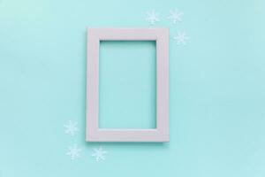 simplesmente mínimo composição inverno objetos Rosa quadro, Armação flocos de neve isolado em azul pastel fundo foto