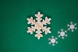 flocos de neve decoração de natal em fundo verde foto