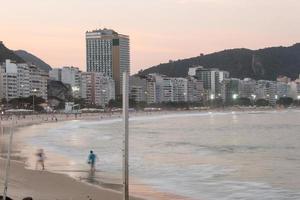 fim de tarde na praia de copacabana no rio de janeiro, brasil foto