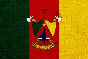 bandeira e casaco do braços do a república do Camarões em uma texturizado fundo. conceito colagem. foto