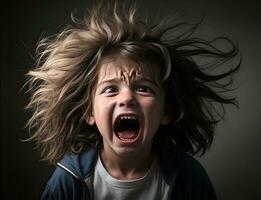 Bravo crianças dentro agonia gritando, fechar-se. mental saúde problemas foto