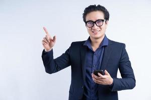 retrato de empresário asiático em pé usando o telefone foto