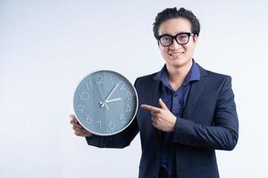 retrato de empresário asiático segurando o relógio