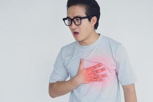 foto de homem asiático tendo um ataque cardíaco