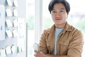 retrato de empresário asiático com confiança foto