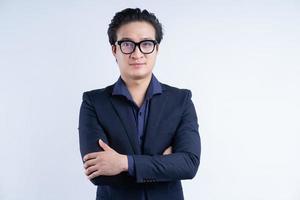 retrato de empresário asiático em pé com os braços cruzados