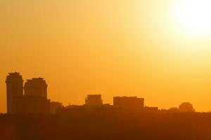 belo pôr do sol na cidade foto