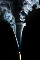 abstrato imagem do torção incenso fumaça em uma Preto fundo. foto