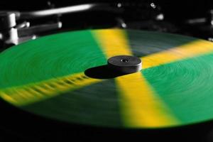 toca-discos DJ em cores jamaicanas foto