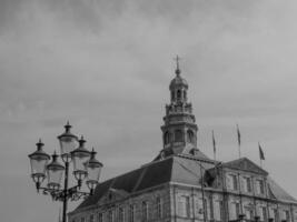 a lindo cidade do maastricht foto