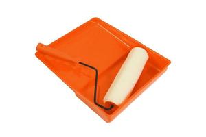 rolo de pintura e bandeja laranja em fundo branco. foto