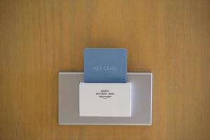 fechadura eletrónica com cartão inserido. cartão-chave na fechadura da porta do quarto do hotel. foto