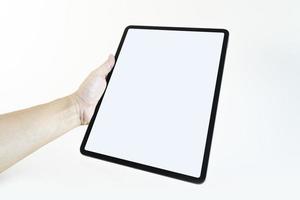 imagem de maquete de um homem segurando um tablet em fundo branco. foto