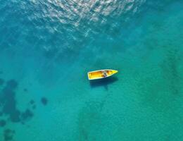 aéreo Visão aéreo Visão do pequeno barco planador em mar foto