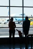 jovem família assistindo aviões às a aeroporto foto