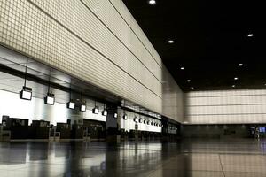 esvaziar aeroporto corredor. foto