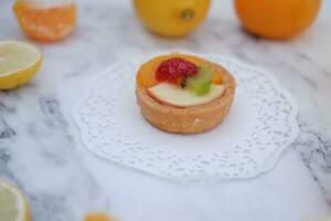 fruta tartelete com laranja, kiwi, morango e mandarim foto