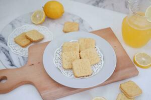 crocantes biscoitos e limão suco em uma branco fundo. foto