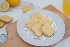 crocantes biscoitos e limão suco em uma branco fundo. foto