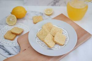 crocantes biscoitos e limão suco em uma branco fundo. foto