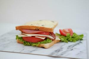 sanduíche com presunto, queijo, tomate e alface fundo foto