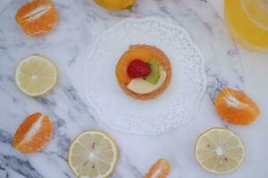 fruta tartelete com laranja, kiwi, morango e mandarim foto