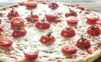 pizza com cereja tomates e mozzarella foto