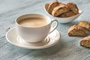 copo do café com cantuccini foto