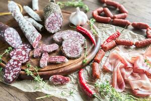 diferente tipos do linguiça em a de madeira fundo foto