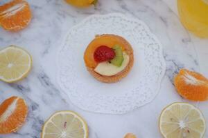 fruta tartelete com laranja, kiwi, morango e mandarim foto