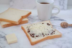 café da manhã com café, queijo e pão em branco mármore mesa. foto