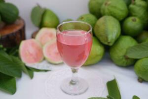 fresco goiaba suco dentro uma vidro e fresco goiaba fruta. foto