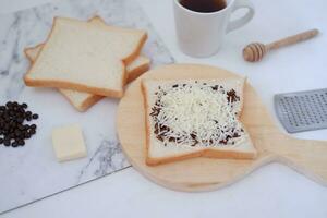 café da manhã com café, queijo e pão em branco mármore mesa. foto