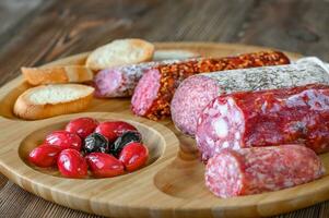 variedade de salame com aperitivos foto