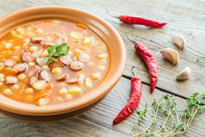 sopa com grão de bico e linguiça defumada foto