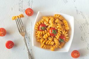 porção de macarrão com pesto de tomate e ricota foto