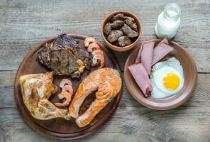 produtos cozidos de dieta de proteína no fundo de madeira foto