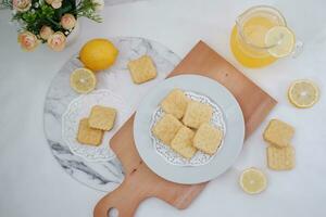 crocantes biscoitos e limão suco em uma branco fundo. foto