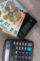 dinheiro em euros de diferentes denominações em uma escala de cálculo