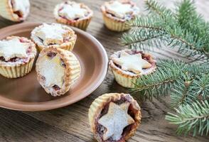 picadinho tortas com Natal árvore ramo foto