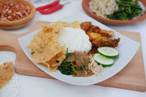 nasi lemak, indonésio Comida com arroz e frito frango foto