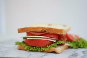 sanduíche com presunto, queijo, tomate e alface fundo foto