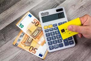 Contas de cartão de crédito de 50 euros com calculadora por perto foto